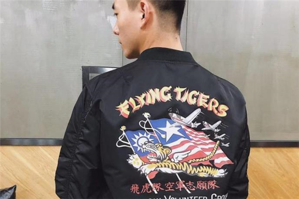 棒球服外套里面搭配什么衣服,棒球服外套男