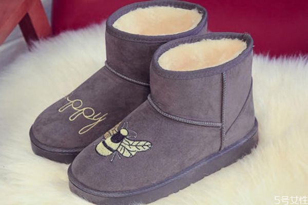 冬季雪地靴配什么裤子好看,冬天雪地靴配什么裤子