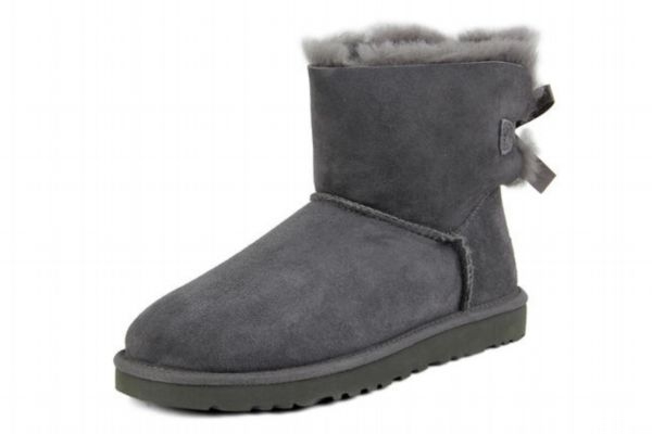 为什么雪地靴都是翻毛皮面,雪地靴容易湿吗 为什么雪地靴都是翻毛皮面,雪地靴容易湿吗