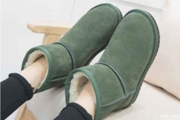 雪地靴需要买大一号吗,雪地靴是买大一号好还是正好的