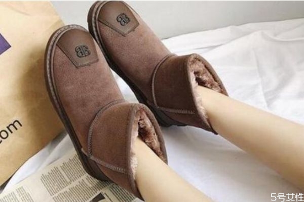 雪地靴怎么搭配衣服好看,雪地靴怎么搭配裤子好看