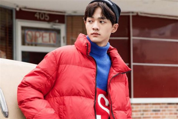 红色羽绒服内搭什么颜色好看,红色羽绒服配什么裤子和鞋子