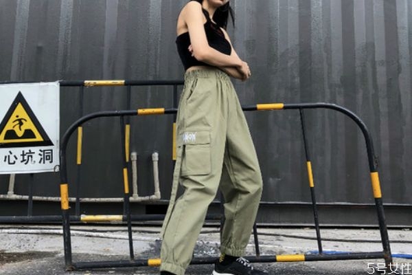 工装裤配什么外套比较好女,工装裤配什么上衣好看图片女士