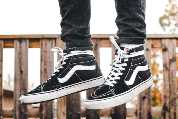vans红标贵还是黑标贵,vans黑标和红标的意义和价格不同