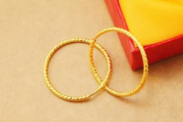 小脸适合戴大耳圈吗,脸大适合戴大耳圈吗