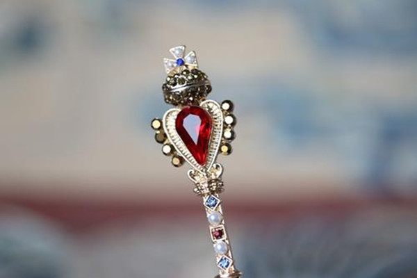 什么衣服适合佩戴胸针,佩戴胸针有什么讲究