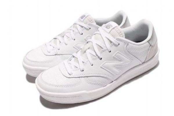 一双纯白的球鞋挑个拉风的tee,怀旧白球鞋