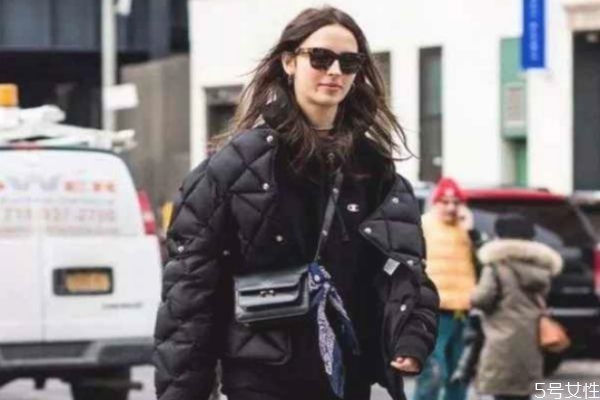 羽绒服颜色怎么选,羽绒服啥颜色好看