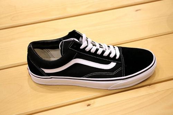 男士帆布鞋什么颜色好看,男生帆布鞋什么颜色好看