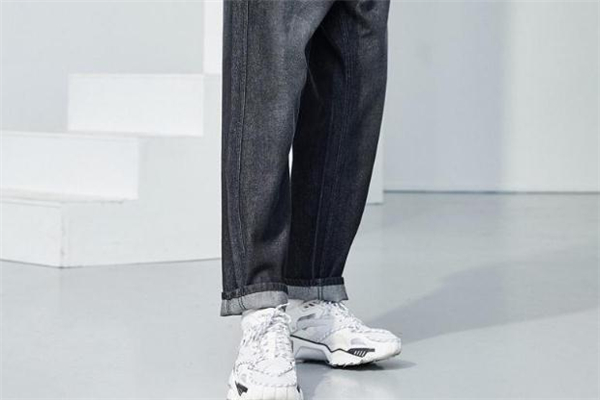 黑色牛仔裤第一次怎么洗不掉色,黑色牛仔裤配什么鞋子