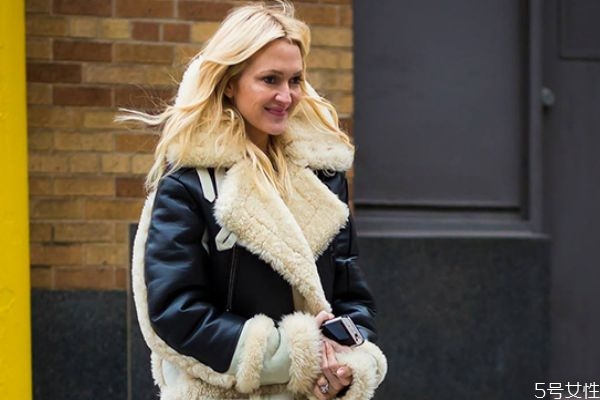 羊羔毛和棉哪个更暖和,羊羔毛暖和还是棉暖和