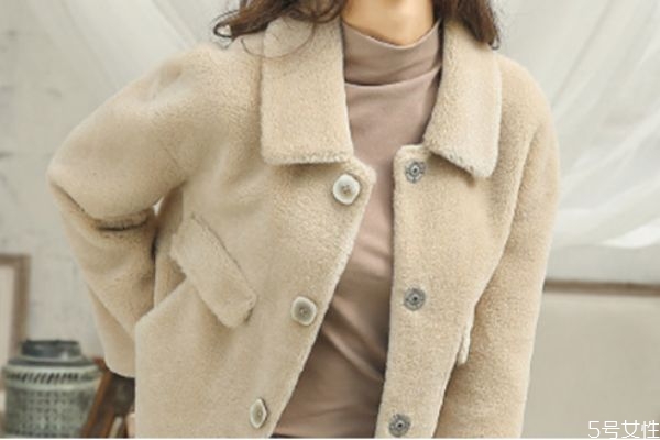 羊羔毛是皮草吗,羊羔绒和皮草的区别