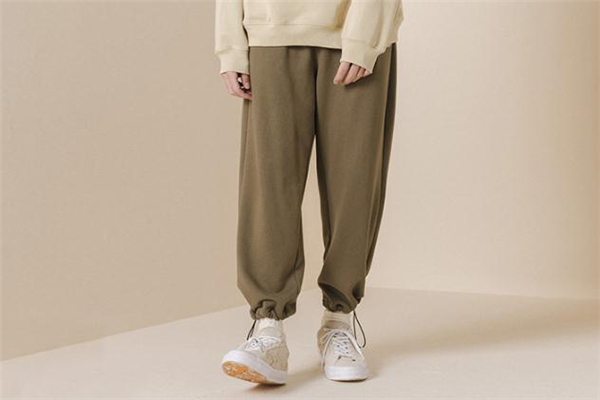 抽绳休闲裤子配什么上装,抽绳休闲裤搭配男