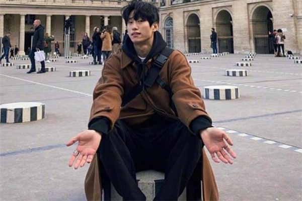 大衣搭配卫衣图片女,大衣搭配卫衣好看还是毛衣好看