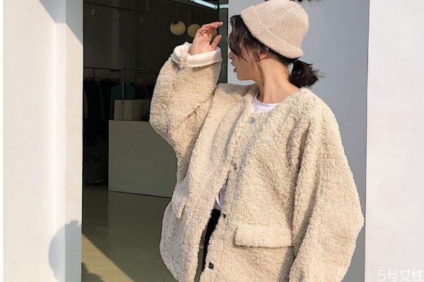 羊羔毛外套如何搭配男,羊羔毛外套怎么搭配好看