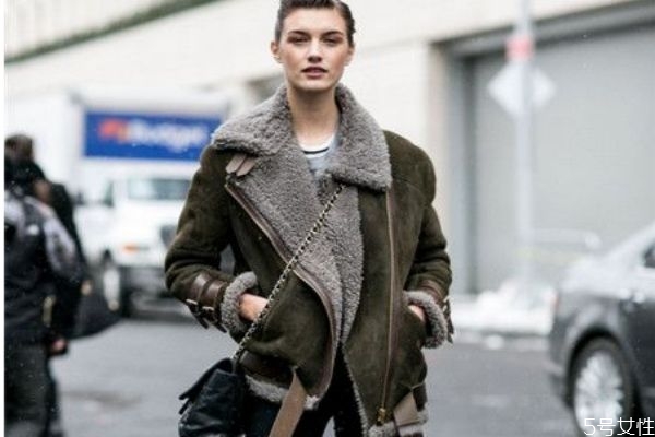 羊羔毛外套搭什么内搭,羊羔毛外套下身配什么