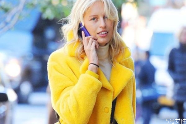 羊羔毛保暖还是羽绒服保暖,羊羔毛保暖还是羽绒服哪个性价比更高