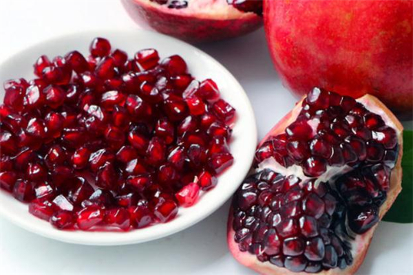 石榴籽泡酒的功效和作用及食用方法,石榴籽泡酒的功效,泡多长时间?