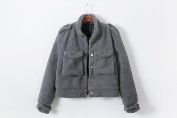 蓝色羊羔毛外套怎么搭配衣服,蓝色羊羔毛外套怎么搭配好看