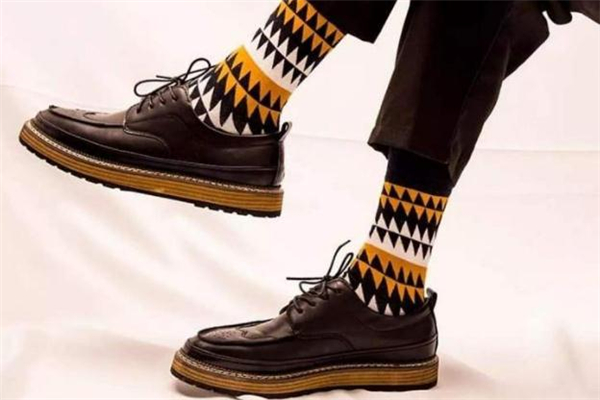 袜子和鞋颜色要一致吗,袜子颜色和裤子一致还是和鞋子一致