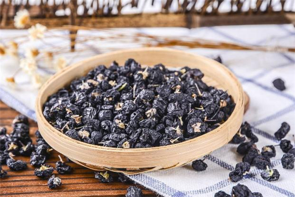 黑枸杞泡酒加冰糖好不好,泡黑枸杞可以加冰糖吗 黑枸杞泡酒加冰糖好不好,泡黑枸杞可以加冰糖吗