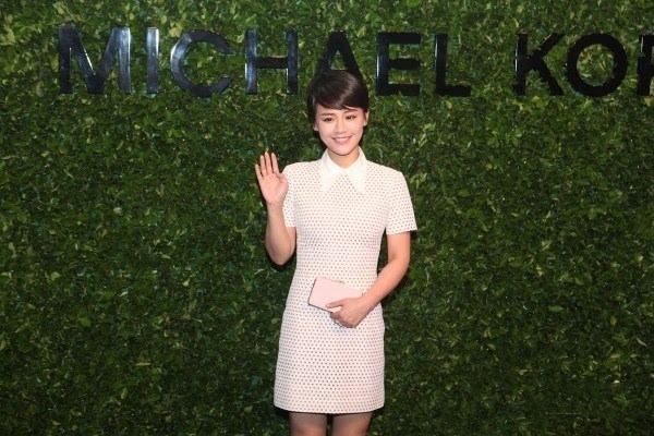 年会穿衣风格有哪些,年会穿什么衣服