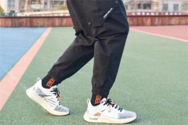 束脚裤配运动鞋好看么,束脚运动裤怎么配鞋 束脚裤配运动鞋好看么,束脚运动裤怎么配鞋
