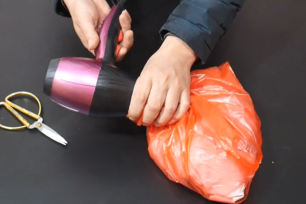 用吹风机吹衣服好吗,吹风机能把衣服吹坏吗