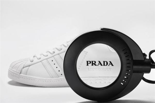 prada 阿迪达斯联名,adidas和prada联名限量标识