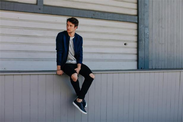 飞行夹克怎么搭配裤子,飞行夹克配牛仔裤