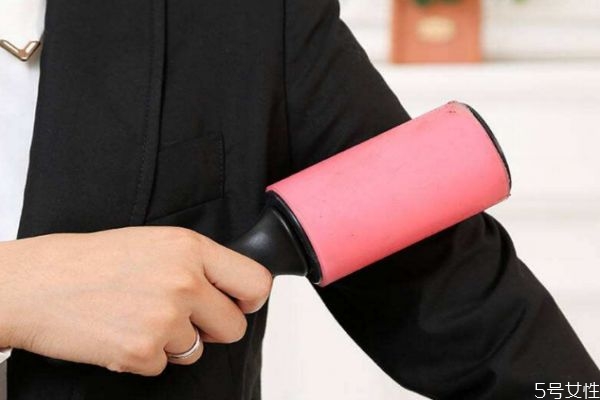 衣服粘毛咋办,衣服粘毛有什么办法 衣服粘毛咋办,衣服粘毛有什么办法