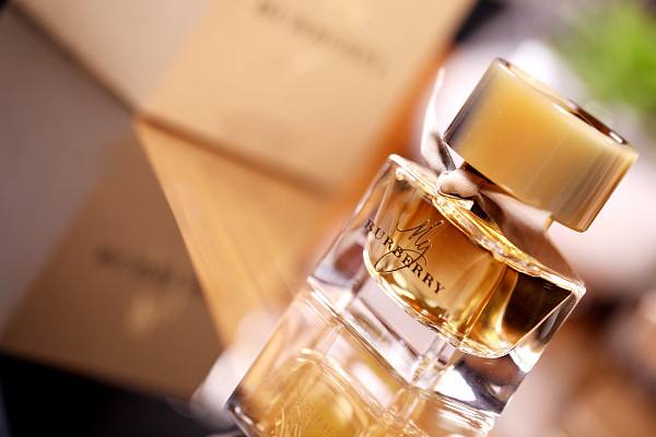 成熟女性适合什么香水,成熟女性用什么味道的香水