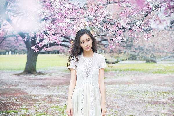 蕾丝连衣裙配什么上衣好看,蕾丝裙搭配什么样的上衣?