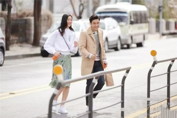 黑色短卫衣配什么裤子好看,黑色卫衣搭什么裤子比较好