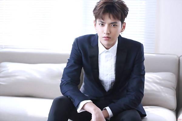 矮个子男生穿什么西装好看,个子矮的男生穿西装好看吗