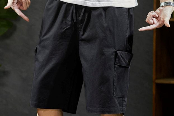 短裤穿在长裤外,不用手穿短裤