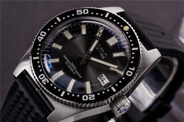 手表镜面用什么擦比较干净,手表保养需要注意什么