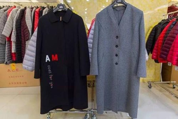 驼色羊绒大衣适合什么年龄,红色羊绒大衣适合什么年龄