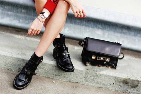 马丁靴是漆皮的好还是哑光的好,马丁靴漆皮好看还是哑光好看