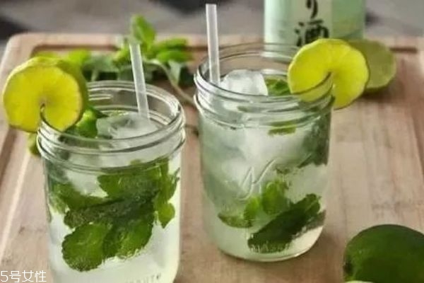 柠檬泡水的功效和作用的正确泡法,柠檬泡水的功效和作用禁忌