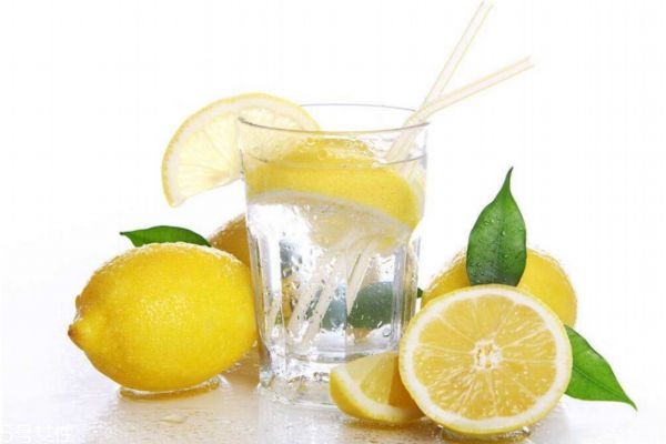 喝柠檬水多久能晒太阳吗,喝柠檬水多久可以晒太阳
