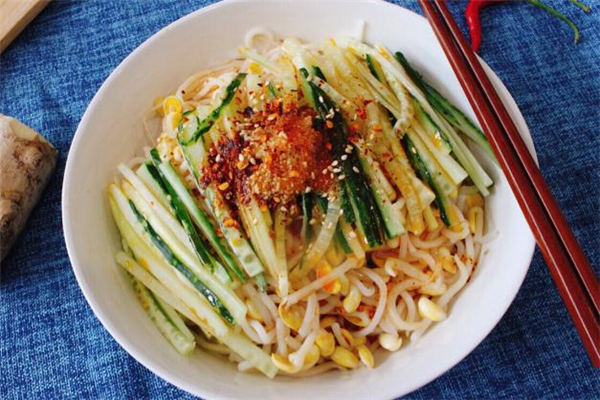 凉面什么时候放油合适,凉面什么时候放油变黄