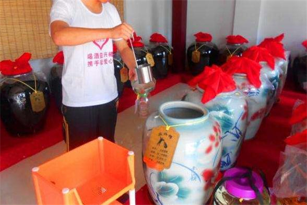 散装白酒和瓶装白酒哪个好,散装白酒和瓶装白酒哪一个好