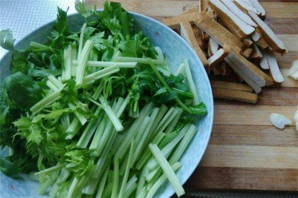 水芹菜生长环境,芹菜的生长环境 水芹菜生长环境,芹菜的生长环境