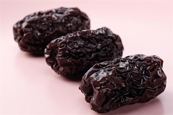 来月经吃黑枣有什么好处,月经期可以吃黑枣子吗