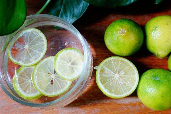 青柠檬泡水苦怎么办,青柠檬泡水发苦的原因