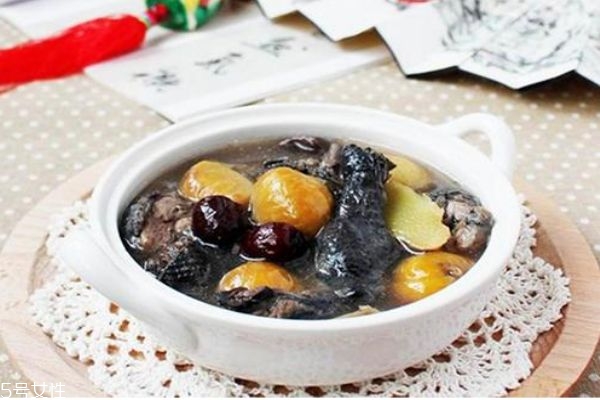 做乌鸡汤可以跟什么一起炖,乌鸡可以和什么一起炖汤