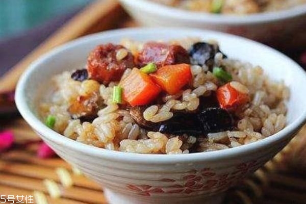 腊味煲仔饭的做法,腊肠煲仔饭的做法