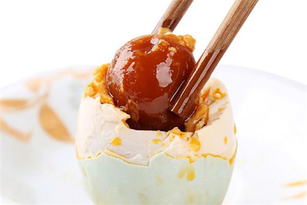 保鲜膜腌制咸鸭蛋的最佳方法,保鲜膜腌鸭蛋必须暴晒吗