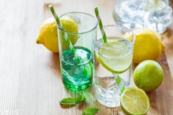 喝柠檬水的最佳时间表,每天喝柠檬水的最佳时间 喝柠檬水的最佳时间表,每天喝柠檬水的最佳时间